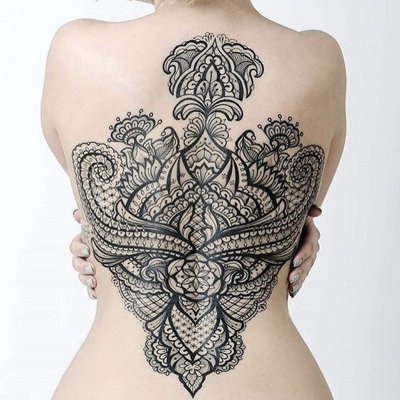  Tatouage mandala de grande taille sur toutle dos